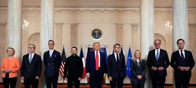 对中国有戒心？斯塔默专机落地神情紧张，随身携带的设备不简单