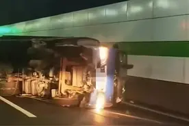 G40长江隧道突发货车侧翻事故！金属条散落，道路一度短时拥堵图片