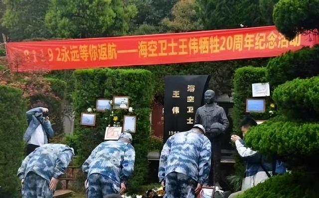 南海撞机王伟成功跳伞，为啥10万人都找不到他？直到20多年后才懂