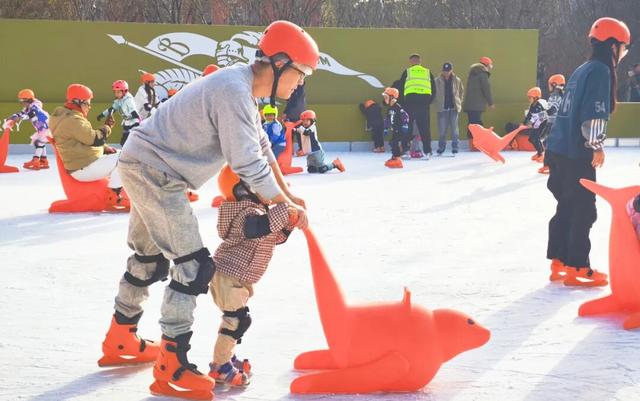 承包全家冬日快乐！王府中环冰乐园已上线→
