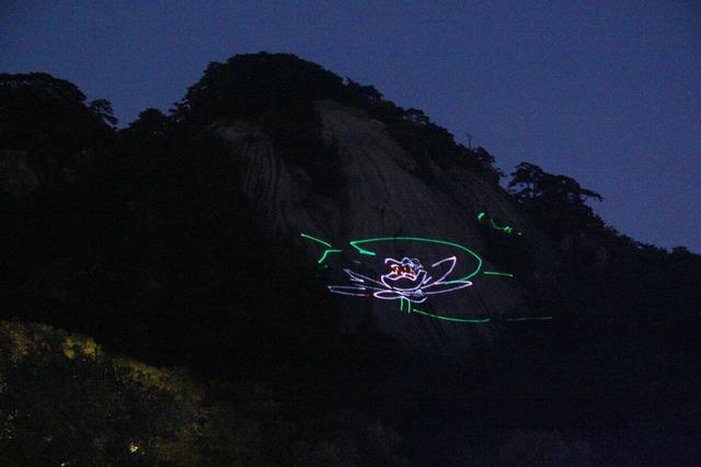 千山景区新增震撼光影景观 云潭瀑布与激光秀交相辉映