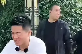 张嘉译回老家代言猕猴桃，弯腰驼背将军肚，人字拖大裤头成显眼包图片