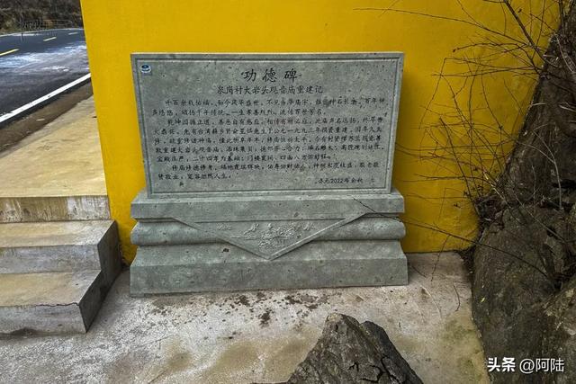 泉岗村的大岩头观音庙很有特色,旁边的山泉不时会发出龙吟之声