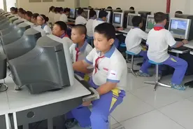 小时候上电脑课，到底为什么要穿鞋套？图片