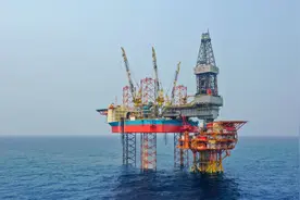 我国海上第一深井投产图片