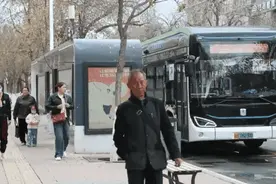 【“三城”同创 你我同行】2条专线+18辆摆渡车，游客赏花更便利图片