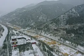 太原市晋源区太山景区，雪花飘落在山间与仿古建筑之上“堆银砌玉”，别有韵味图片