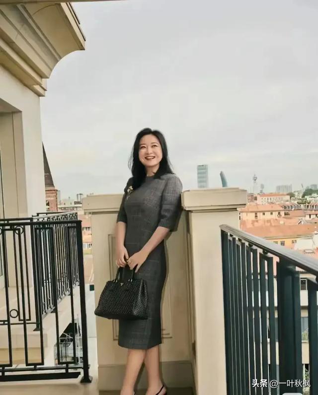 贾玲现在的样子既精神又美丽	，一身穿搭穿出优雅富婆的感觉	。