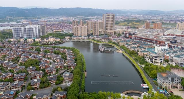 浙江有座小县城，被称为“温泉之城”，环境舒适又宜居