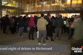 炸锅！加拿大华人怒了：数千人挤爆市议会！白人女子当众狂飙！图片