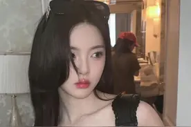 杨超越晒灰色吊带辣妹风随拍 身材姣好清纯性感图片