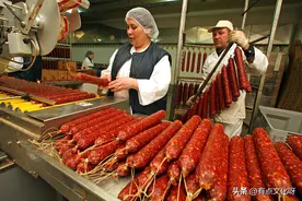 我在俄罗斯经常逛菜市场，去的次数多了，肉铺大姐和我成了好朋友图片