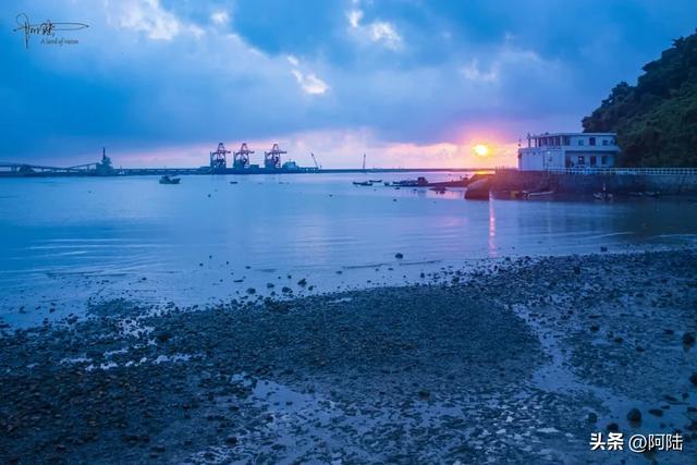 东海岸1号公路的起点是崇家岙，抵达前需要穿过一桥一洞
