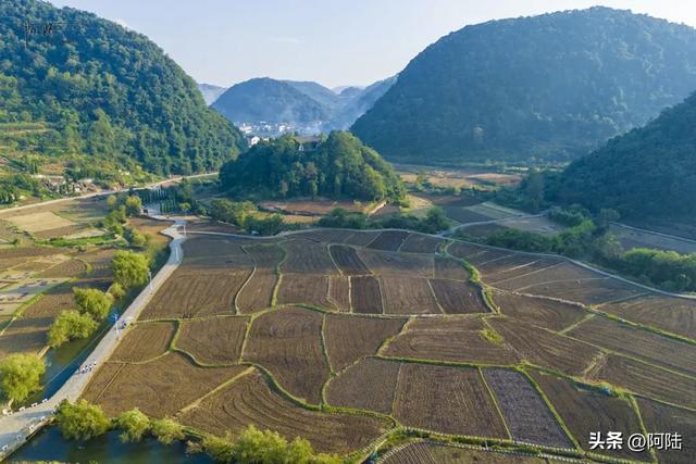鲍家屯是一座活着的“明代博物馆”，也是体验屯堡文化的宝藏景区