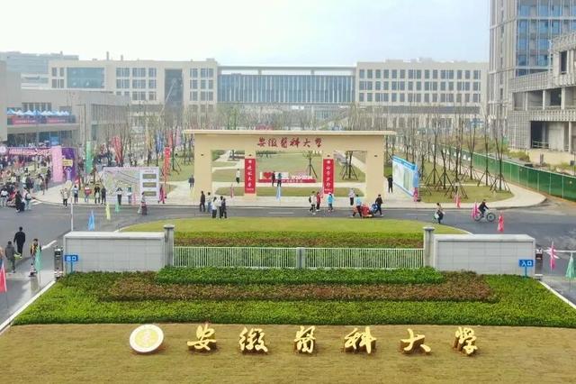 夫妻从安徽自驾3700公里送儿子去新疆上学！学医，要考虑地域性啊