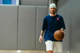 贾斯汀·比伯身形暴瘦，健康状况堪忧，近期曾发布打篮球视频图片