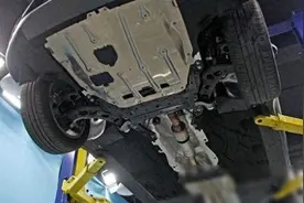 新车要不要加装发动机护板？老司机：不用纠结了，答案一目了然图片