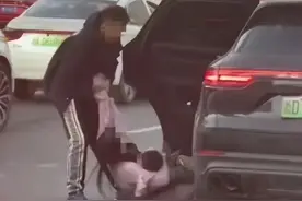 男子强行将抱娃女子拖出车辆，最新回应图片