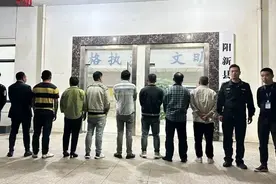 黄石一赌窝被端，有人深夜抱着幼童“观战”图片
