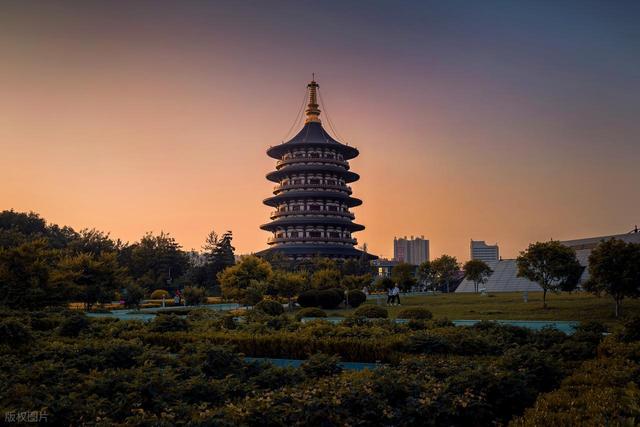 大量俄罗斯游客涌入河南洛阳	，打着旅游的幌子，不看龙门石窟不吃