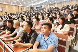 主动参与孩子教育，学校家长会“含爸量”增加图片