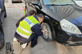 外地游客来邯游玩轮胎漏气 交巡警化身“修理工”换轮胎图片