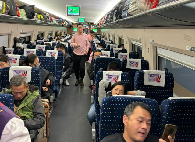 英国小伙坐中国高铁，发现邻座空位放着一部手机，他竟直呼惊呆了