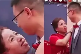 婆婆婚礼上搂着儿子：男方发声回应，透露背后原因，原来是误会了图片