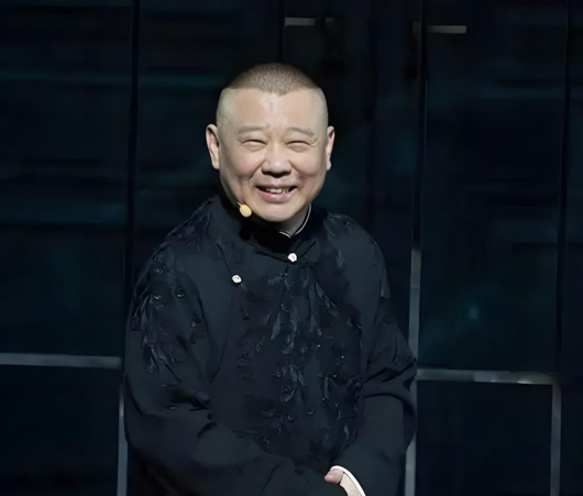 看到莫文蔚演唱会“衣不蔽体”后，才知道，郭德纲为何要说那句话