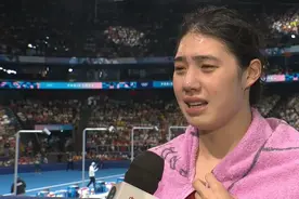 张雨霏哭了！带病摘铜泪奔：右半边身子麻了！要死也死在泳池里图片