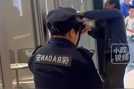 山西商场保安殴打流浪汉后续：双方被带走接受调查，网友同情保安图片