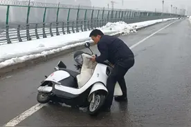 温暖冬日！路面结冰，看郑州街头公交驾驶员的暖心举动！图片