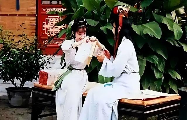 古人房中陪嫁的“春凳”，现在还有酒店在使用，老祖宗想的真周到