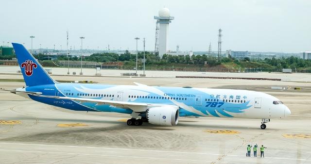 大量香港游客涌入新疆，不看景点不吃羊肉串，跑这么远是想啥？