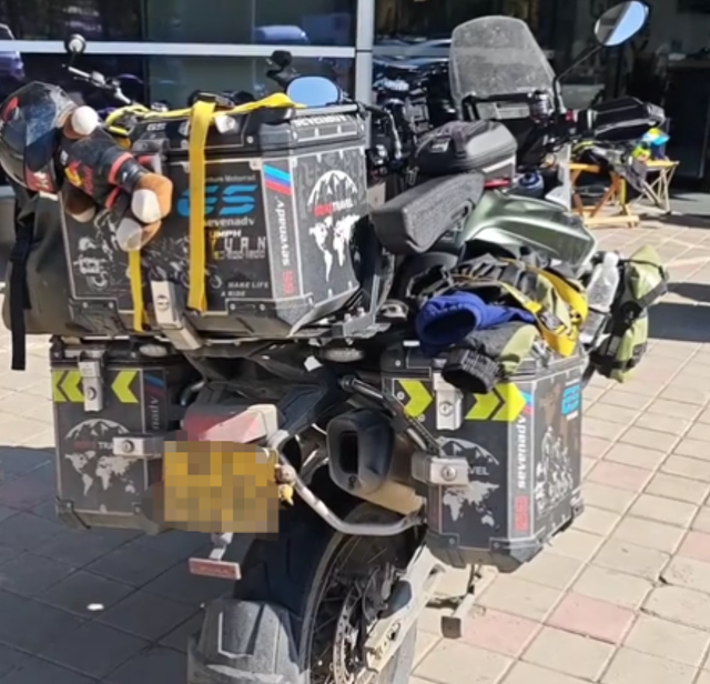 大妈旅行弄坏别人摩托车，不愿赔钱，车主太倒霉