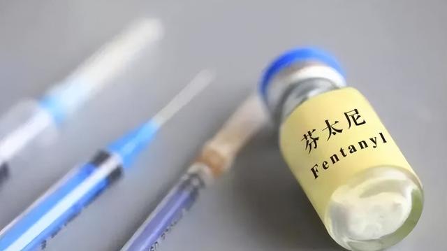 特朗普举着孩子照片，对哭泣的母亲承诺：我相信中国会执行死刑的