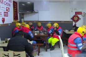 九年如一日 他免费请环卫工人吃早餐图片