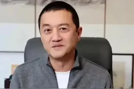 想不到，王菲负债累累的前夫李亚鹏，如今竟走了另一条“上坡路”图片