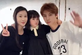 破防了！5岁小网红喜提宝马，赚得比演员爸爸多，干妈还是赵露思图片