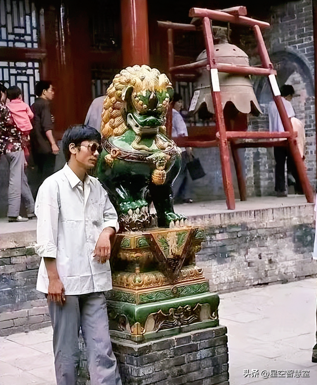 1985年少林寺，已经开始收门票，初显商业气息，美国游客拍下照片