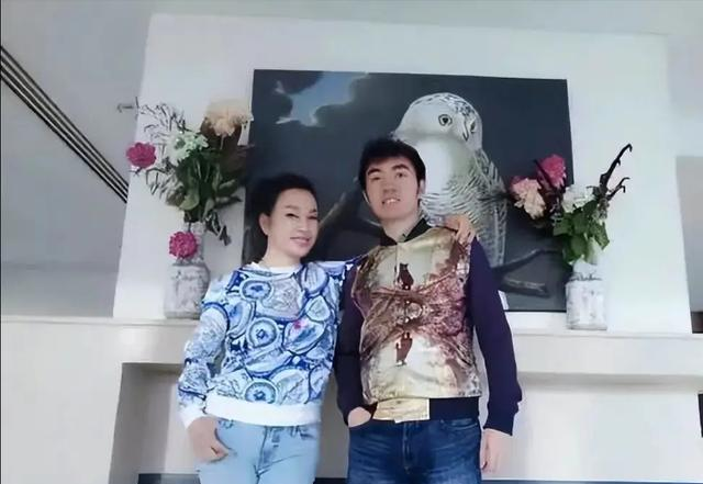 钱再多有什么用75岁刘晓庆摔断左臂,拒绝休养只因无儿无女