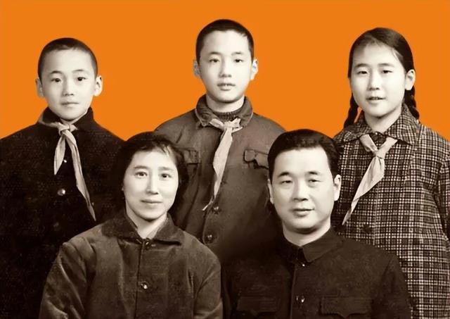 李鹏总理年轻时有多帅？1959年在吉林留影，31岁玉树临风气质不凡