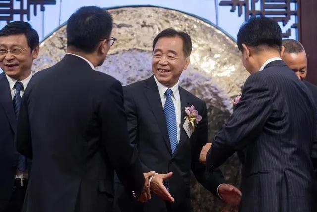 退休4年的铁塔前董事长全家“失联”真相可能比信号消失更复杂！