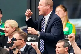 威廉王子新照：和小儿子醒瞌睡的方式一模一样，父子俩表情包超萌图片