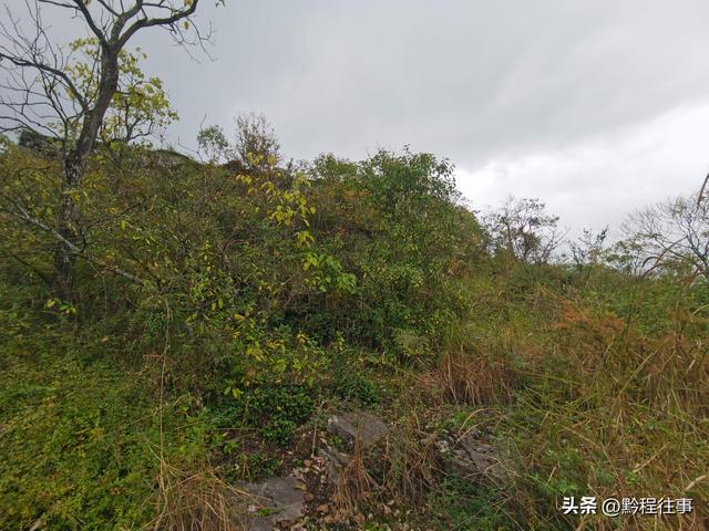偏远乡野中寻找一个古寺遗址，探险一个深邃溶洞
