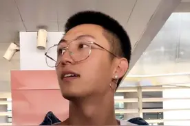 黄景瑜 早期机场秀，带耳环居然也可以驾驭 ​。图片