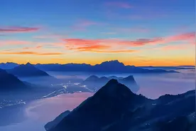 "流星划过夜空，留下唯美瞬间"图片
