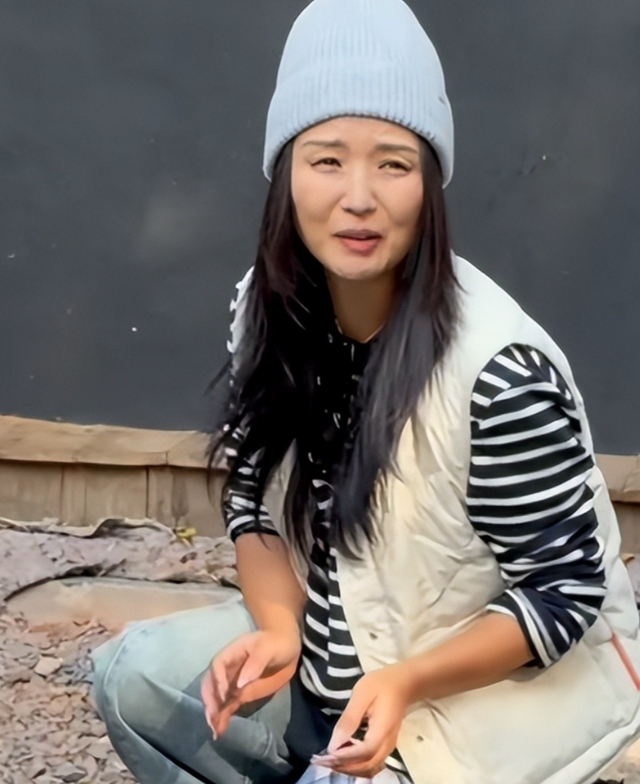 39岁何洁演唱会状态曝光，肚子三层肉腋下勒出副乳	，养4娃显疲惫