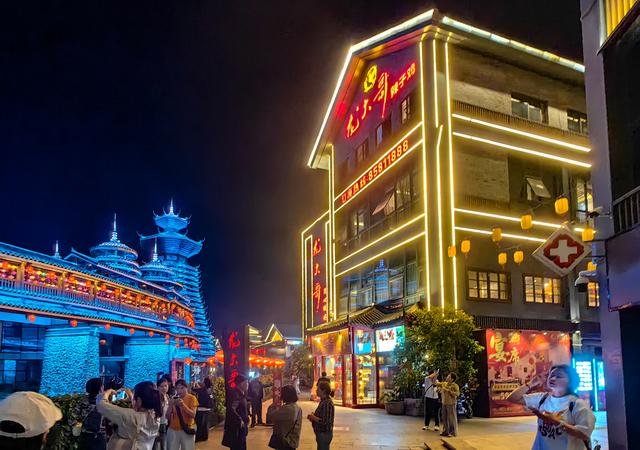 贵州贵阳：灯火映飞檐 夜景醉游人