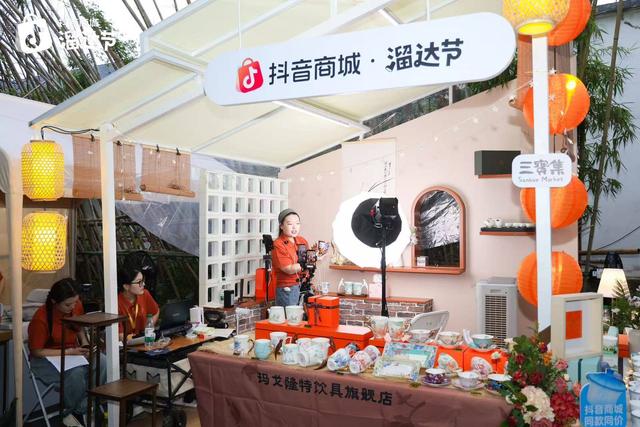 谁把景德镇搬进了直播间？